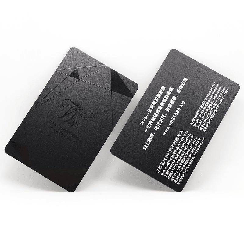 ภาพที่ 2: ภาพนี้แสดงผู้ผลิตบัตรพลาสติก PVC สั่งทำพร้อมตัวเลือก CR80 โดยเน้นสีดำ และสีขาว.
