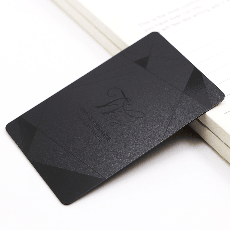 ภาพที่ 3: ภาพนี้แสดงผู้ผลิตบัตรพลาสติก PVC สั่งทำพร้อมตัวเลือก CR80 โดยเน้นสีดำ ความยืดหยุ่น และพื้นผิวสำเร็จที่เรียบและทนทาน.