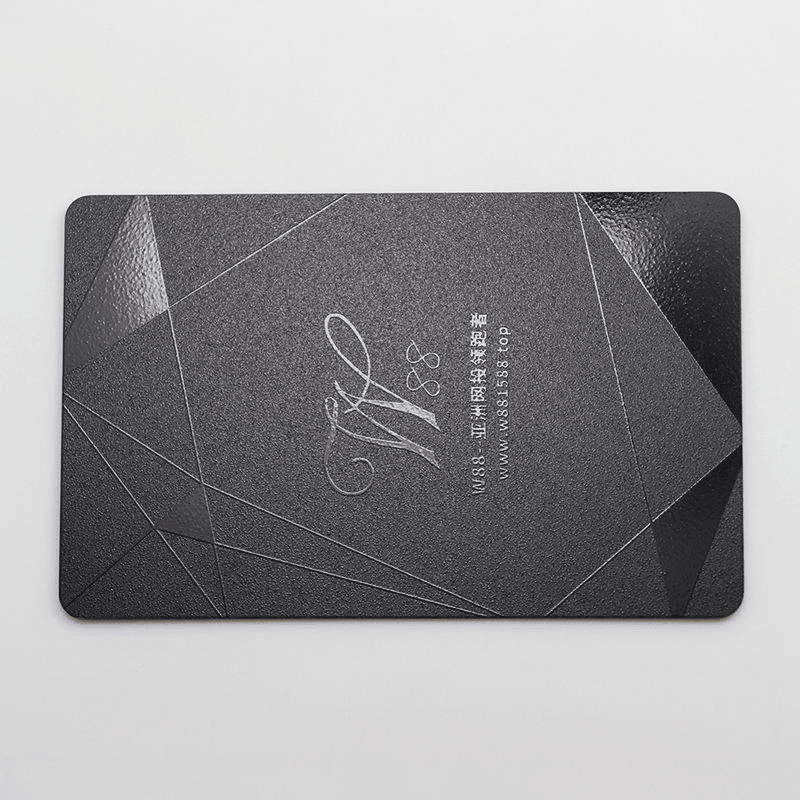 ภาพที่ 14: ภาพนี้แสดงผู้ผลิตบัตรพลาสติก PVC สั่งทำพร้อมตัวเลือก CR80 โดยเน้นสีดำ และพื้นผิวสำเร็จที่เรียบและทนทาน.