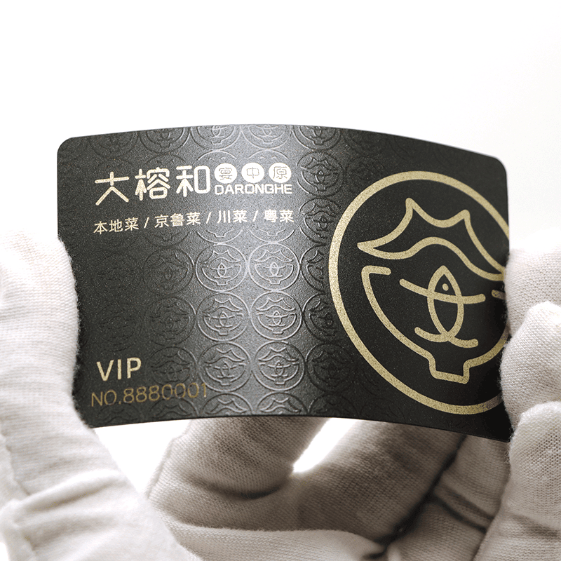 ภาพที่ 15: ภาพนี้แสดงผู้ผลิตบัตรพลาสติก PVC สั่งทำพร้อมตัวเลือก CR80 VIP โดยเน้นสีดำ และสีทอง ขณะถือเพื่อแสดงการใช้งานจริง.