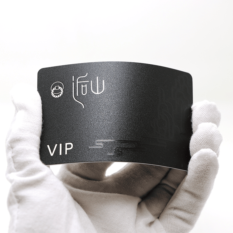 ภาพที่ 5: ภาพนี้แสดงผู้ผลิตบัตรพลาสติก PVC สั่งทำพร้อมตัวเลือก CR80 VIP โดยเน้นสีดำ.