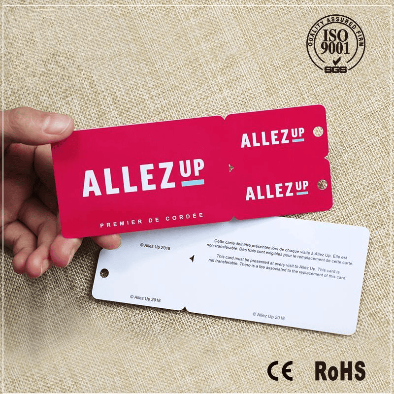 บัตรพวงกุญแจและบัตรคอมโบพร้อมแท็กถอดแยกได้แสดงการพิมพ์บัตรสั่งทำสำหรับผู้ซื้อที่กำลังเปรียบเทียบโซลูชันบัตรพลาสติก.