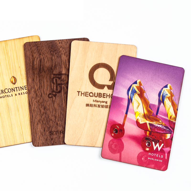 ภาพที่ 4: ภาพนี้แสดงบัตรไม้ RFID ธรรมชาติสำหรับโรงแรมและสมาชิก โดยเน้นไม้ธรรมชาติ สำหรับการควบคุมการเข้าออก และงานโรงแรม รีสอร์ต และบริการผู้เข้าพัก.