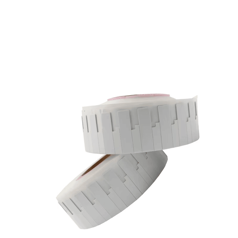 ภาพที่ 6: ตัวอย่างการติดแท็ก RFID แบบยืดหยุ่นบนท่อโลหะอุตสาหกรรม แสดงการยึดติดที่แน่นหนาบนพื้นผิวโค้ง.