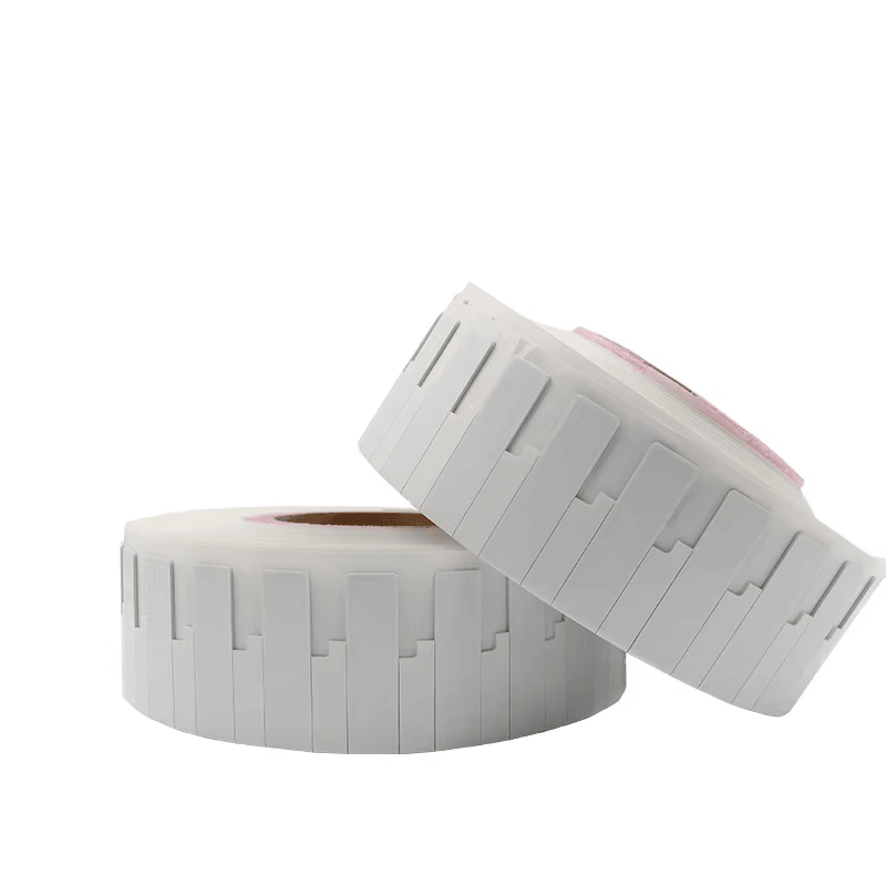 ภาพที่ 5: แท็ก UHF RFID แบบยืดหยุ่นติดบนถังเครื่องดื่มโลหะผิวโค้ง เพื่อจัดการสินค้าคงคลังระยะไกล.