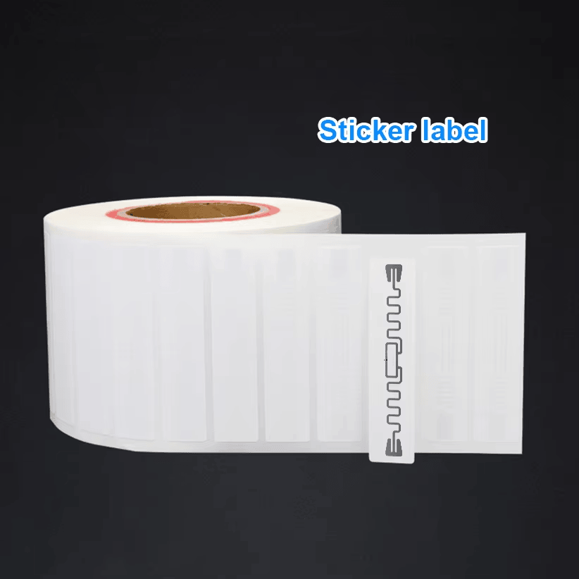ภาพถ่ายผลิตภัณฑ์ฉลาก UHF RFID กระดาษสังเคราะห์ PP ติดตามกล่องสินค้าแสดงการพิมพ์บาร์โค้ดในหมวดฉลาก UHF RFID.