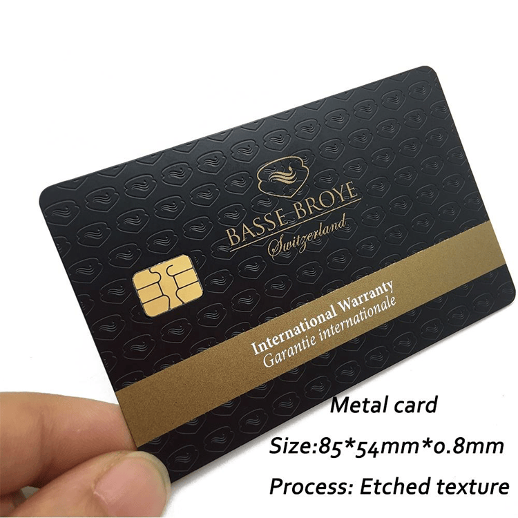 บัตร IC แบบสัมผัสสเตนเลสสำหรับยืนยันตัวตนปลอดภัยจัดแสดงโดยเน้นโลโก้แกะสลักสำหรับโครงการบัตร IC โลหะแบบสัมผัส.