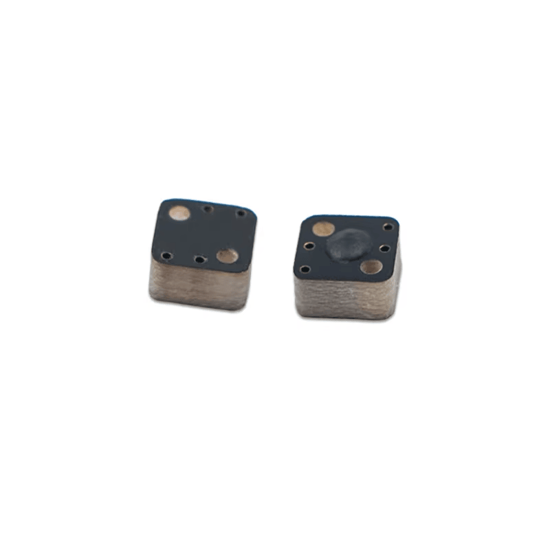 ภาพที่ 5: ภาพนี้แสดงแท็ก RFID FR4 จิ๋วติดโลหะสำหรับทรัพย์สินอุตสาหกรรม P0606-1 PCB โดยเน้นโลหะ และชั้นกาวสำหรับยึดติด.