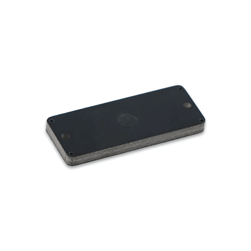 ภาพที่ 5: ภาพระยะใกล้ของแท็ก PCB UCODE 8 UHF แบบพาสซีฟสำหรับติดโลหะ P1504-1 RFID โดยเน้นโลหะ และโครงสร้างแข็งแรงทนทาน สำหรับงานโลจิสติกส์และการจัดส่ง.
