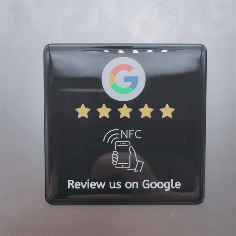 ภาพที่ 4: ภาพนี้แสดงผู้ผลิตสติกเกอร์ NFC อีพ็อกซีสั่งทำพร้อม QR รหัส Google โดยเน้นสีดำ อีพ็อกซี โครงสร้างกันน้ำและฝุ่น การเชื่อมต่อแบบไร้สัมผัสหรือไร้สาย การรวบรวมคะแนนรีวิวและความคิดเห็น และรูปทรงเรขาคณิตที่เห็นชัด.
