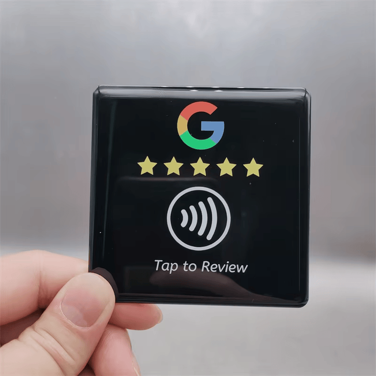 ภาพที่ 3: ภาพนี้แสดงผู้ผลิตสติกเกอร์ NFC อีพ็อกซีสั่งทำพร้อม QR รหัส โดยเน้นสีดำ อีพ็อกซี โครงสร้างกันน้ำและฝุ่น โครงสร้างแข็งแรงทนทาน การเชื่อมต่อแบบไร้สัมผัสหรือไร้สาย และรูปทรงเรขาคณิตที่เห็นชัด ระหว่างการใช้งานจริง.