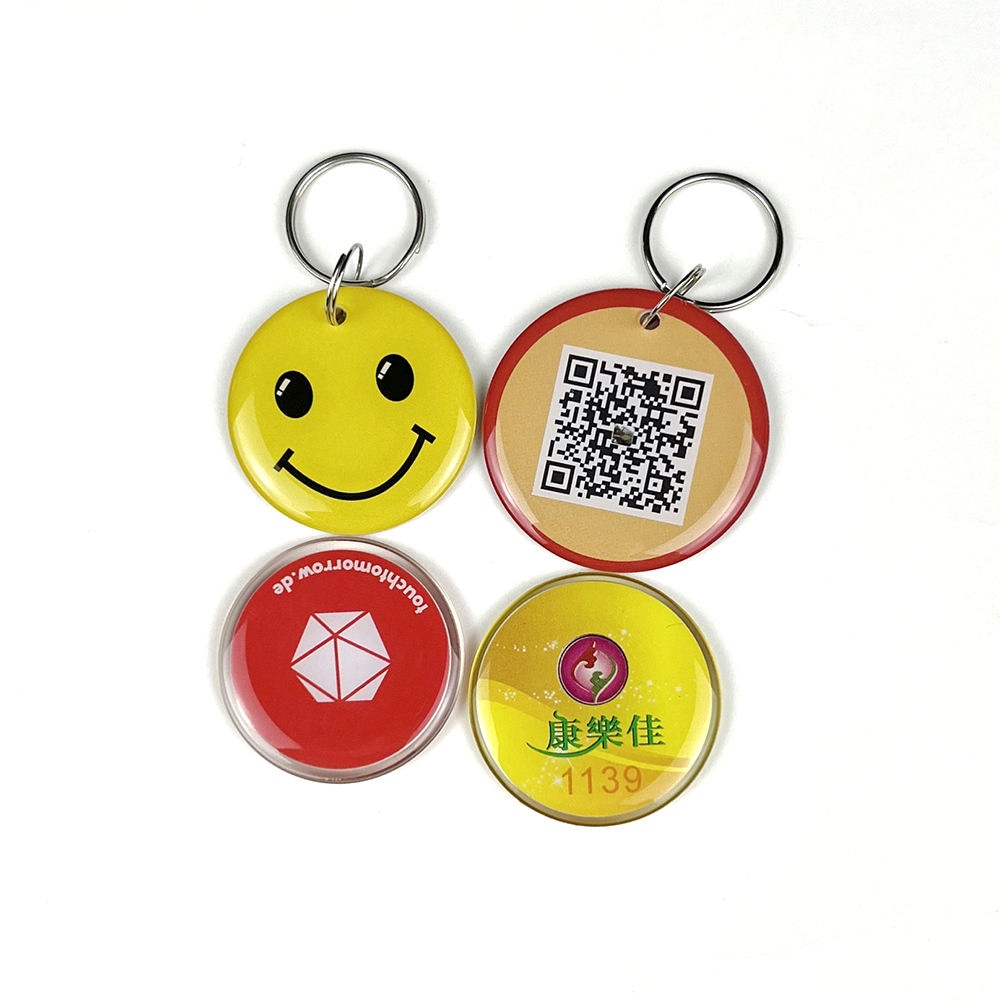 ภาพที่ 2: ภาพนี้แสดงแท็กกุญแจสมาชิก RFID พร้อมชิปทดสอบสำหรับเข้าออก โดยเน้นอีพ็อกซี และการจัดวางหลายตำแหน่ง.