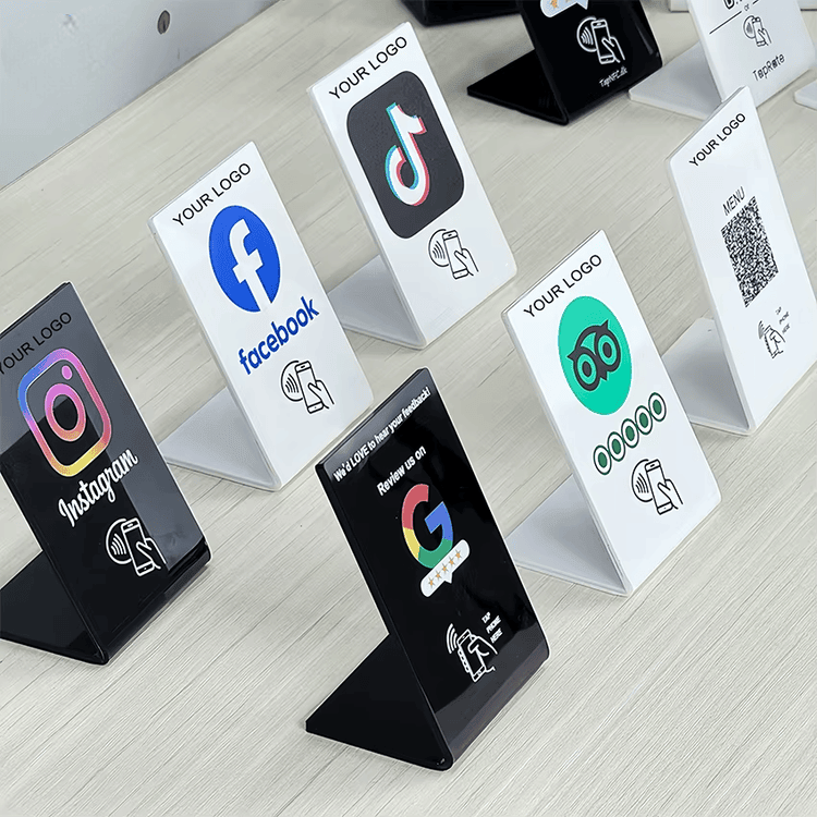 ภาพที่ 2: ภาพนี้แสดงป้ายตั้งโต๊ะ NFC หลายวัสดุสำหรับรีวิว เมนู และชำระเงิน โดยเน้นเรซินหรืออะคริลิก และการเชื่อมต่อแบบไร้สัมผัสหรือไร้สาย สำหรับงานค้าปลีกและจุดชำระเงิน งานโรงแรม รีสอร์ต และบริการผู้เข้าพัก และการชำระเงินไร้เงินสดและโปรแกรมสมาชิก.