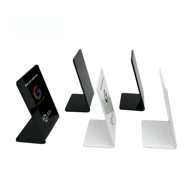ภาพที่ 3: ภาพนี้แสดงแท่น NFC หลายวัสดุสำหรับแตะเพื่อแชร์ข้อมูล โดยเน้นขอบมนเรียบ พื้นที่สำหรับโลโก้และแบรนด์สั่งทำ และการเชื่อมต่อแบบไร้สัมผัสหรือไร้สาย.