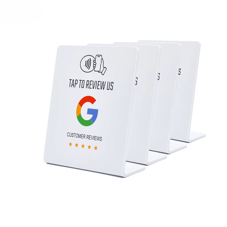ภาพที่ 5: ภาพนี้แสดงป้ายตั้ง NFC สำหรับ Google รีวิว และแบบฟอร์มความคิดเห็น โดยเน้นโครงสร้างแข็งแรงทนทาน งานพิมพ์ที่ปรับแต่งได้ การเชื่อมต่อแบบไร้สัมผัสหรือไร้สาย ความทนทานต่อรอยขีดข่วนและการใช้งานบ่อย และการรวบรวมคะแนนรีวิวและความคิดเห็น สำหรับงานค้าปลีกและจุดชำระเงิน.