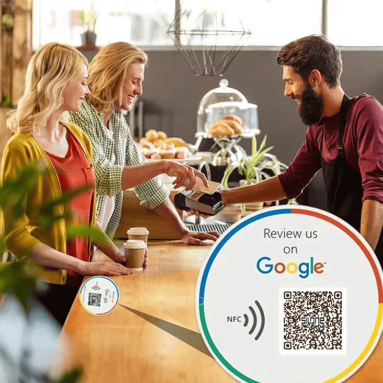 ภาพที่ 6: ภาพนี้แสดงป้ายตั้ง NFC อัจฉริยะสำหรับเมนู รีวิวและชำระเงิน โดยเน้นเรซินหรืออะคริลิก และการเชื่อมต่อแบบไร้สัมผัสหรือไร้สาย สำหรับการชำระเงินไร้เงินสดและโปรแกรมสมาชิก และการมีส่วนร่วมของลูกค้าและการจัดการชื่อเสียงธุรกิจ.