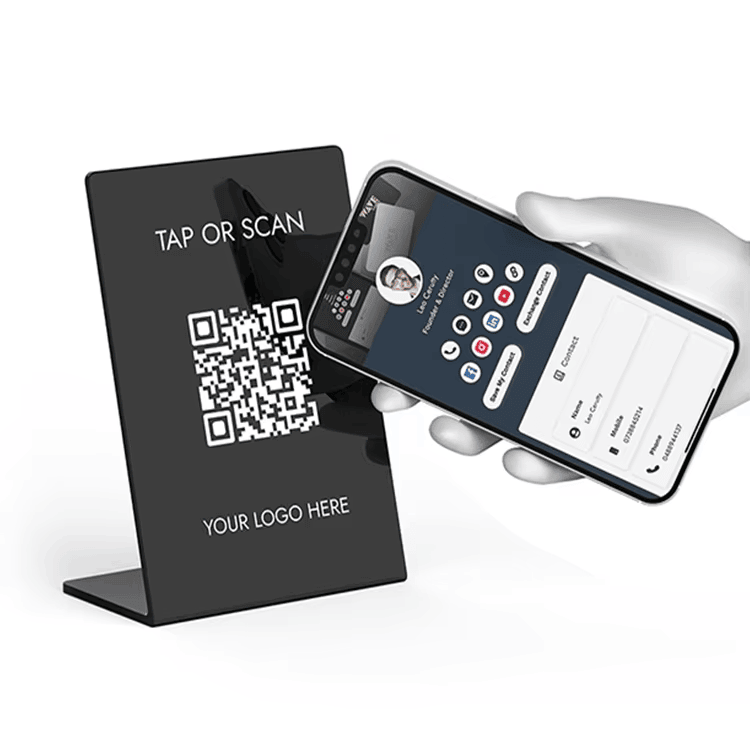 ตัวเลือกการติดตั้งขาตั้ง NFC สำหรับใช้งานกลางแจ้ง แสดงรูเจาะสำเร็จรูปสำหรับยึดติดกับเสาหรือรั้วอย่างแน่นหนาด้วยเคเบิลไทร์ระหว่างงานกิจกรรมสาธารณะ