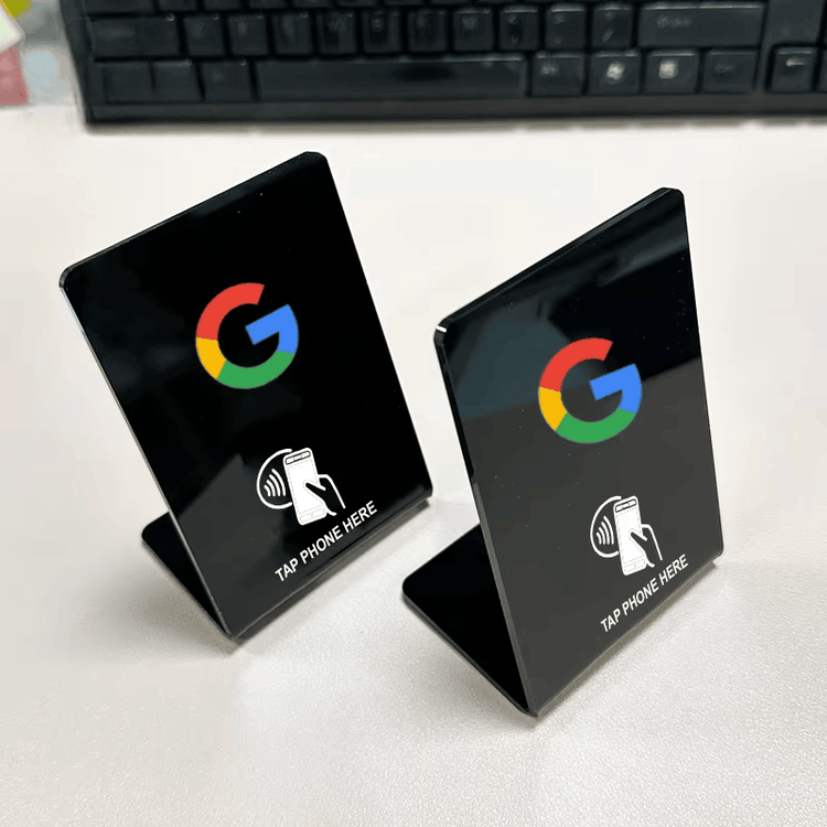 แท่นวาง NFC อะคริลิกสั่งทำสำหรับโต๊ะทำงานสมัยใหม่ แสดงจากมุมมองการพิมพ์การ์ดสั่งทำที่ชัดเจนสำหรับการใช้งานแท่นวาง NFC
