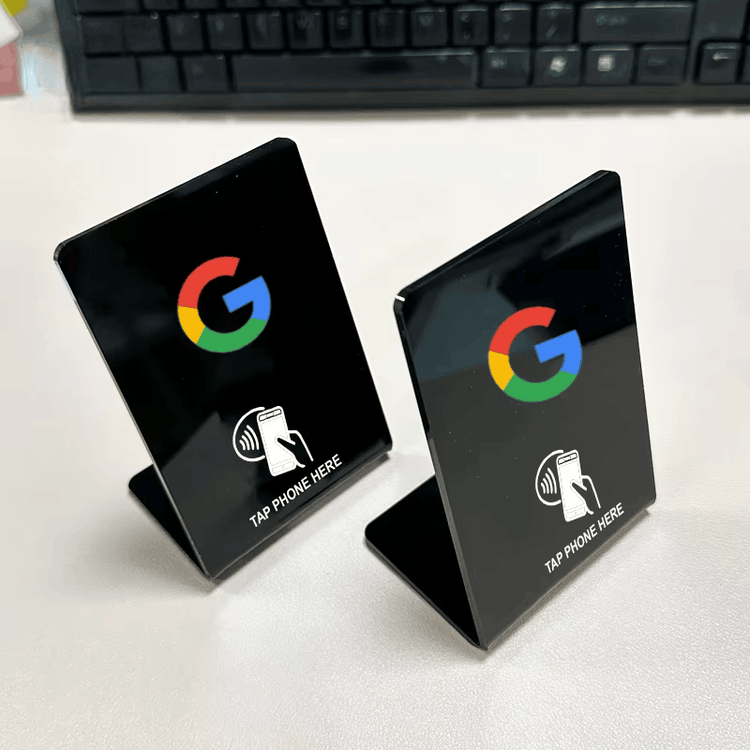 แท่น NFC อะคริลิกมินิมอลสำหรับโต๊ะทำงานสมัยใหม่จัดแสดงโดยเน้นการสแกนแบบไร้สัมผัสสำหรับโครงการขาตั้ง NFC.