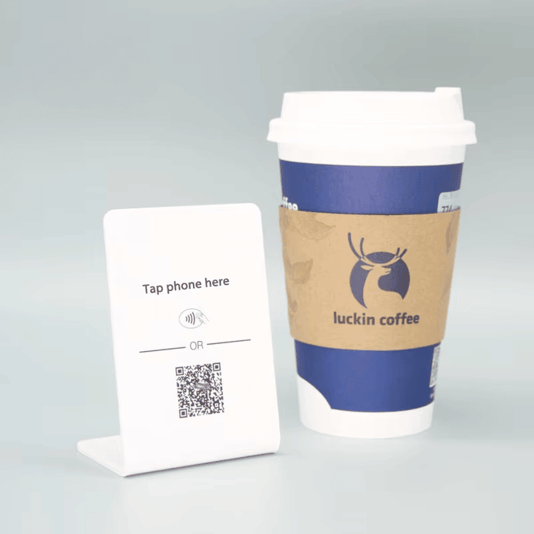 ภาพนี้เน้นแท่นวาง NFC อะคริลิกสั่งทำสำหรับโต๊ะทำงานสมัยใหม่ในมุมมองด้านหน้าสำหรับการใช้งานแท่นวาง NFC