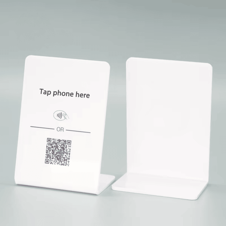 แท่นวาง NFC อะคริลิกสั่งทำสำหรับโต๊ะทำงานสมัยใหม่แสดงโดยเน้นมุมมองด้านข้างสำหรับโปรเจกต์แท่นวาง NFC