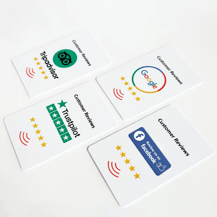 ภาพถ่ายผลิตภัณฑ์แท่น NFC แตะเชื่อมต่อสำหรับแชร์ WiFi และ vCard แสดงโลโก้ที่พิมพ์ในหมวดขาตั้ง NFC.