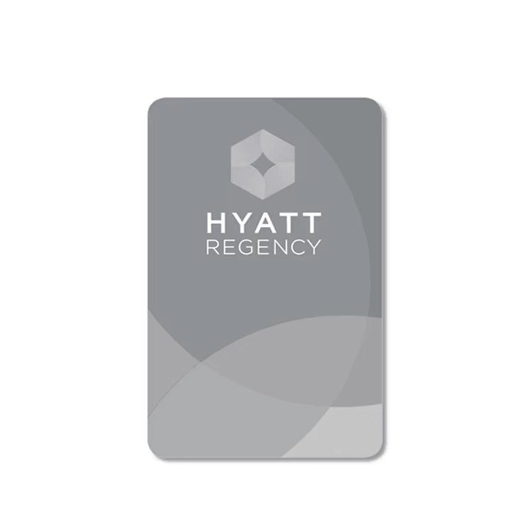 ภาพที่ 2: ภาพนี้แสดงคีย์การ์ดโรงแรม RFID สำหรับสมาร์ตล็อกและทางเข้าแขก โดยเน้นงานพิมพ์ที่ปรับแต่งได้ สำหรับงานโรงแรม รีสอร์ต และบริการผู้เข้าพัก.