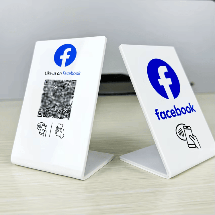 ภาพที่ 4: ภาพนี้แสดงป้ายตั้งโต๊ะ NFC หลายวัสดุสำหรับรีวิว เมนู และชำระเงิน โดยเน้นเรซินหรืออะคริลิก โครงสร้างกันน้ำและฝุ่น โครงสร้างแข็งแรงทนทาน และการเชื่อมต่อแบบไร้สัมผัสหรือไร้สาย.