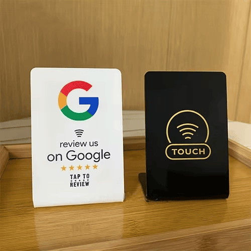 ภาพที่ 2: ภาพนี้แสดงป้ายตั้ง NFC อัจฉริยะสำหรับเมนู รีวิวและชำระเงิน โดยเน้นสีขาว เรซินหรืออะคริลิก และการเชื่อมต่อแบบไร้สัมผัสหรือไร้สาย.