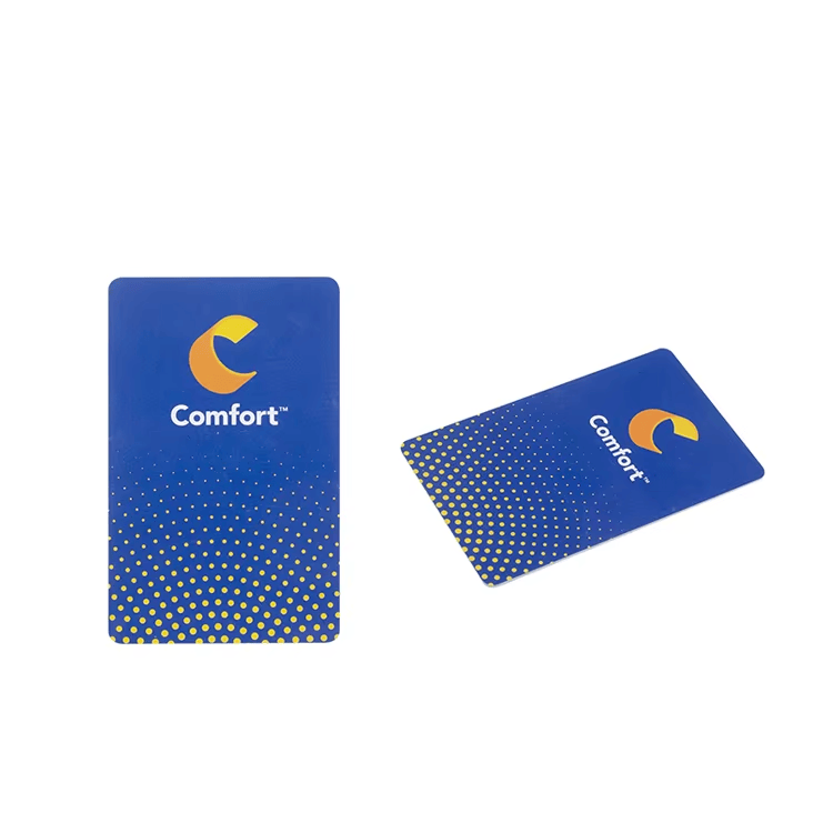 ภาพที่ 6: ภาพนี้แสดงผู้จำหน่ายคีย์การ์ดโรงแรม RFID พิมพ์สั่งทำ โดยเน้นรูปทรง พื้นผิว และรายละเอียดผลิตภัณฑ์ตามภาพ สำหรับงานโลจิสติกส์และการจัดส่ง และงานโรงแรม รีสอร์ต และบริการผู้เข้าพัก.