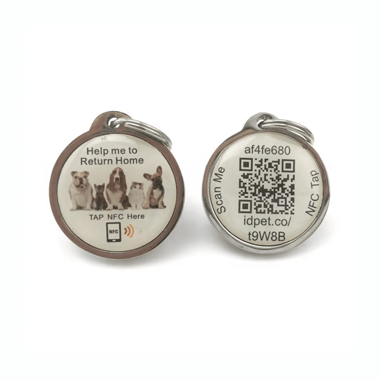 ภาพที่ 2: ภาพด้านหลังของป้ายชื่อสุนัข NFC สั่งทำสำหรับระบุตัวสัตว์เลี้ยง QR โดยเน้นการทำงานรวดเร็ว ระบบบาร์โค้ดหรือ QR สำหรับสแกน และการเชื่อมต่อแบบไร้สัมผัสหรือไร้สาย.