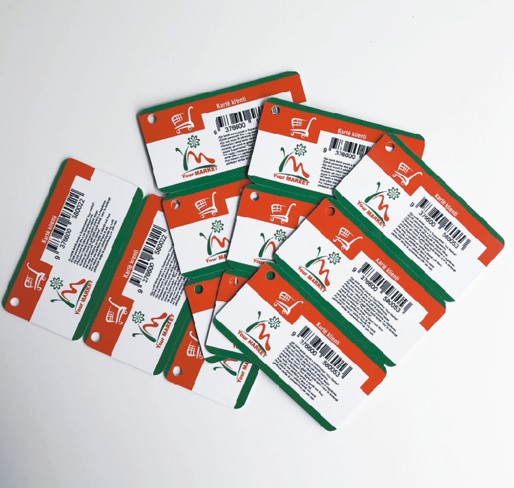 ภาพนี้เน้นรายละเอียดของบัตรคีย์เชนและบัตรคอมโบสั่งทำสำหรับโปรแกรมสะสมแต้ม ในมุมมองรายละเอียดสำหรับงานบัตรพลาสติก