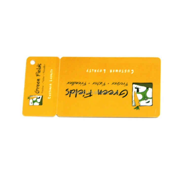 บัตรคีย์เชนและบัตรคอมโบสั่งทำสำหรับโปรแกรมสะสมแต้ม แสดงในมุมมองโลโก้ที่พิมพ์ชัดเจน สำหรับงานบัตรพลาสติก