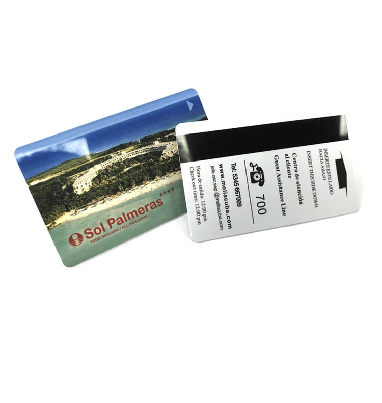 บัตรหลายใบที่แสดงแถบแม่เหล็กสีต่างกัน เช่น แดง น้ำเงิน และเขียว เพื่อการจัดหมวดหมู่และสร้างแบรนด์ได้ง่าย