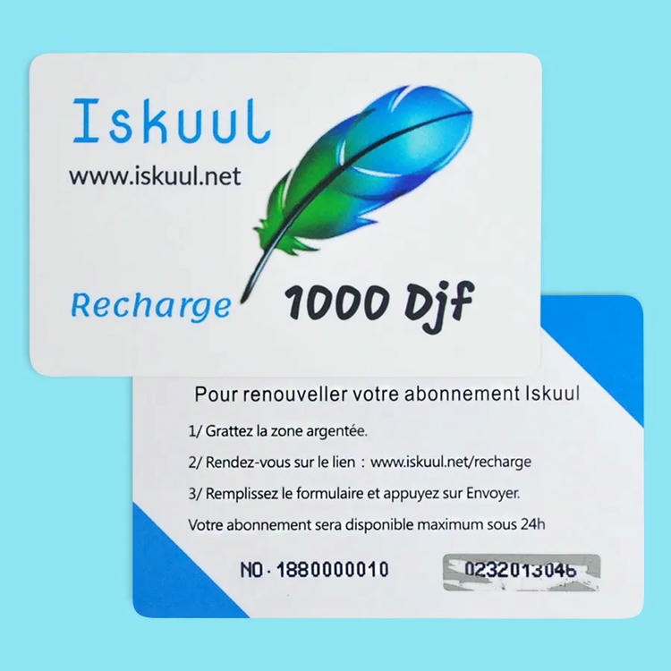 บัตรพลาสติกที่มีสารเคลือบสีเงินถูกขูดออกบางส่วนเพื่อเผยให้เห็นข้อมูลตัวแปรและรหัสตัวอักษรและตัวเลขที่พิมพ์อยู่ด้านล่าง