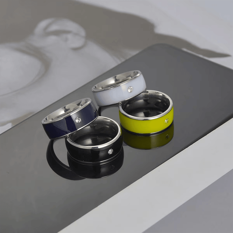 ภาพที่ 6: ภาพนี้แสดงแหวน NFC213 สเตนเลสสั่งทำสำหรับทางเข้าและสมาชิก โดยเน้นการเชื่อมต่อแบบไร้สัมผัสหรือไร้สาย และคุณสมบัติด้านความปลอดภัยและป้องกันการแกะย้าย ระหว่างการใช้งานจริง สำหรับการควบคุมการเข้าออก และการระบุและจัดการสินค้าเครื่องประดับ.