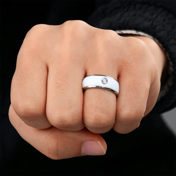ภาพนี้เน้นรายละเอียดชิปของแหวน NFC ขายส่งสำหรับอุปกรณ์สวมใส่อัจฉริยะสำหรับการใช้งานแหวน NFC