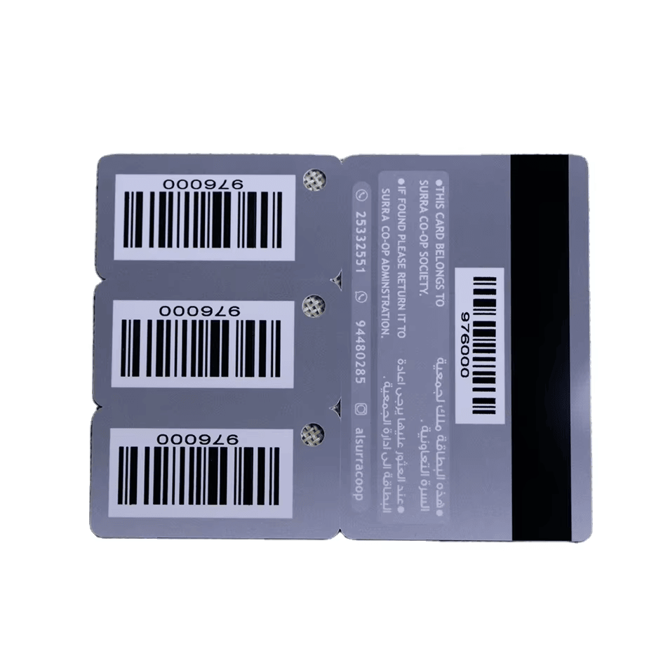 ภาพที่ 2: ภาพระยะใกล้ของบัตร แบบรวมชุด พลาสติกสำหรับ ID พร้อมบาร์โค้ด QR และ RFID โดยเน้นงานพิมพ์ที่ปรับแต่งได้ และระบบบาร์โค้ดหรือ QR สำหรับสแกน.