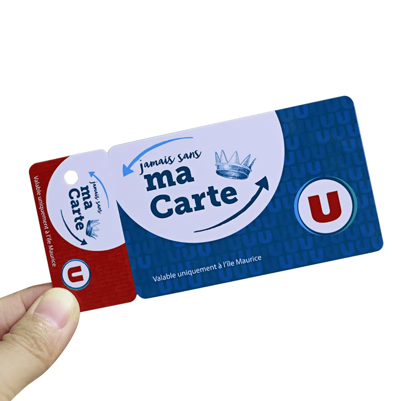 ภาพที่ 2: ภาพนี้แสดงบัตร แบบรวมชุด พลาสติก RFID พร้อมแท็กพวงกุญแจหักออกได้ โดยเน้นงานพิมพ์ที่ปรับแต่งได้ และพื้นที่สำหรับโลโก้และแบรนด์สั่งทำ สำหรับการชำระเงินไร้เงินสดและโปรแกรมสมาชิก และการมีส่วนร่วมของลูกค้าและการจัดการชื่อเสียงธุรกิจ.