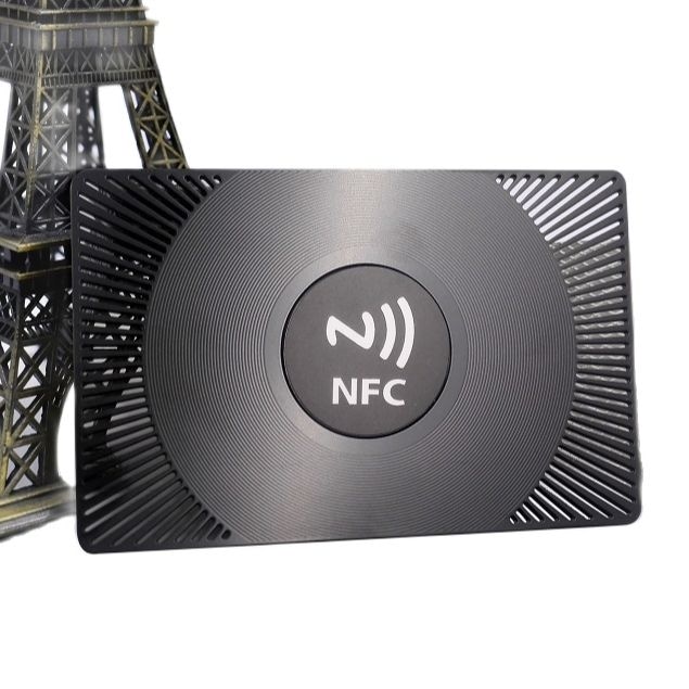 ภาพที่ 4: ภาพนี้แสดงบัตรโลหะไร้สัมผัสสำหรับสมาชิก VIP โรงแรม และเครือข่าย NFC QR โดยเน้นโลหะ รายละเอียดโลโก้หรือข้อความแบบพิเศษ ระบบบาร์โค้ดหรือ QR สำหรับสแกน และการเชื่อมต่อแบบไร้สัมผัสหรือไร้สาย.