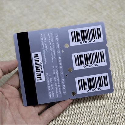 บัตรสมาชิกพลาสติกที่มาพร้อมเลขปั๊มนูนและเคลือบทอง เพื่อจำลองรูปลักษณ์พรีเมียมของบัตรเครดิตแบบดั้งเดิม