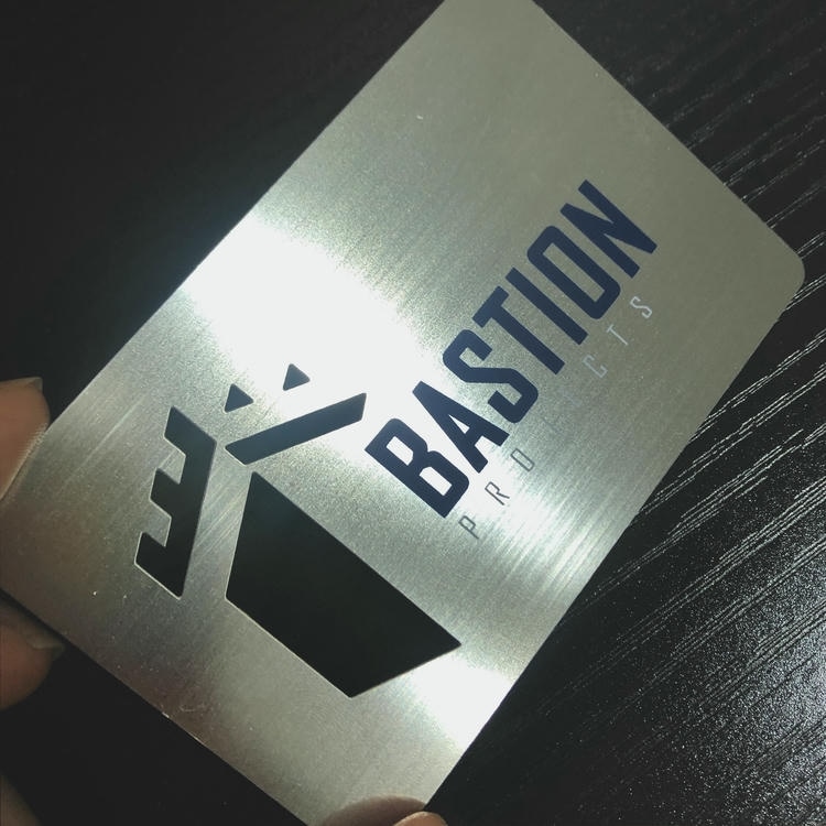 ภาพที่ 2: ภาพนี้แสดงบัตร RFID โลหะไร้สัมผัสสำหรับทางเข้า ชำระเงิน และสมาชิก VIP โดยเน้นสีดำ และโลหะ.