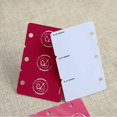 ฉากการใช้งานโรงแรมจริงที่แสดงแขกใช้บัตรคอมโบ RFID อัจฉริยะที่ล็อคประตูอิเล็กทรอนิกส์เพื่อเข้าห้อง