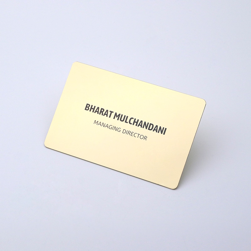บัตรนามบัตรโลหะพร้อม คิวอาร์โค้ด แบบกำหนดเองสำหรับการสร้างเครือข่ายดิจิทัล จัดแสดงโดยเน้นพื้นผิวโลหะขัดด้านสำหรับงานบัตรนามบัตรโลหะ