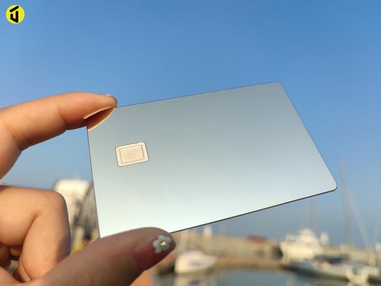 ภาพถ่ายผลิตภัณฑ์บัตร IC โลหะแบบสัมผัสสำหรับเข้าใช้และสมาชิกแสดงขอบขัดเงาในหมวดบัตร IC โลหะแบบสัมผัส.