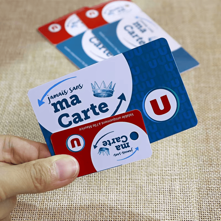 บัตร RFID combo ที่มี key แท็ก แบบหักออกได้ถูกถือเป็นตัวอย่างจริงสำหรับการเช็คอินสมาชิกยิมและการควบคุมประตูเข้า-ออก