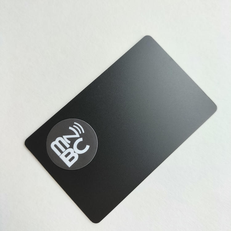 ภาพที่ 5: ภาพนี้แสดงบัตรโลหะไร้สัมผัสสำหรับสมาชิก VIP โรงแรม และเครือข่าย NFC RFID โดยเน้นสีทอง โลหะ โครงสร้างเสาอากาศและชิปภายใน และการเชื่อมต่อแบบไร้สัมผัสหรือไร้สาย.