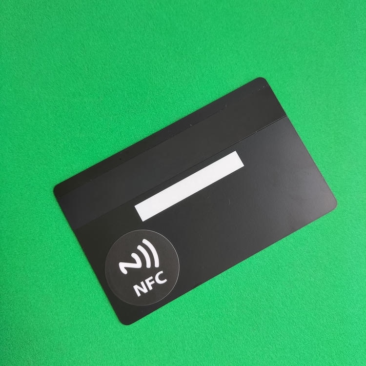 ภาพที่ 7: ภาพด้านข้างของบัตรโลหะไร้สัมผัสสำหรับทางเข้าและสมาชิกพรีเมียม โดยเน้นโลหะ พื้นที่สำหรับโลโก้และแบรนด์สั่งทำ และขนาดและสัดส่วนที่ระบุชัดเจน.