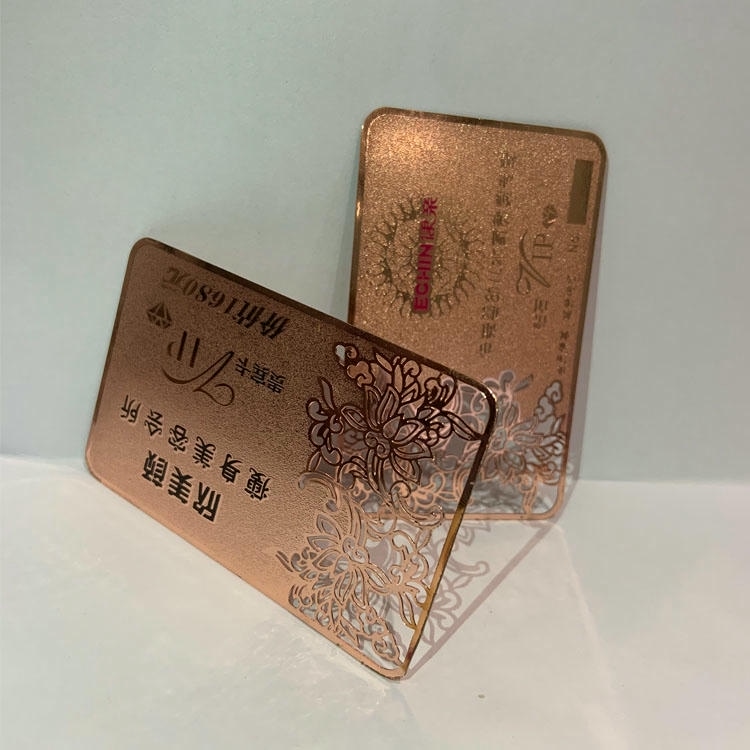 นามบัตรโลหะขัดลายพร้อม QR และลายฉลุแสดงการควบคุมการเข้าออกที่ปลอดภัยสำหรับผู้ซื้อที่กำลังเปรียบเทียบโซลูชันนามบัตรโลหะ.