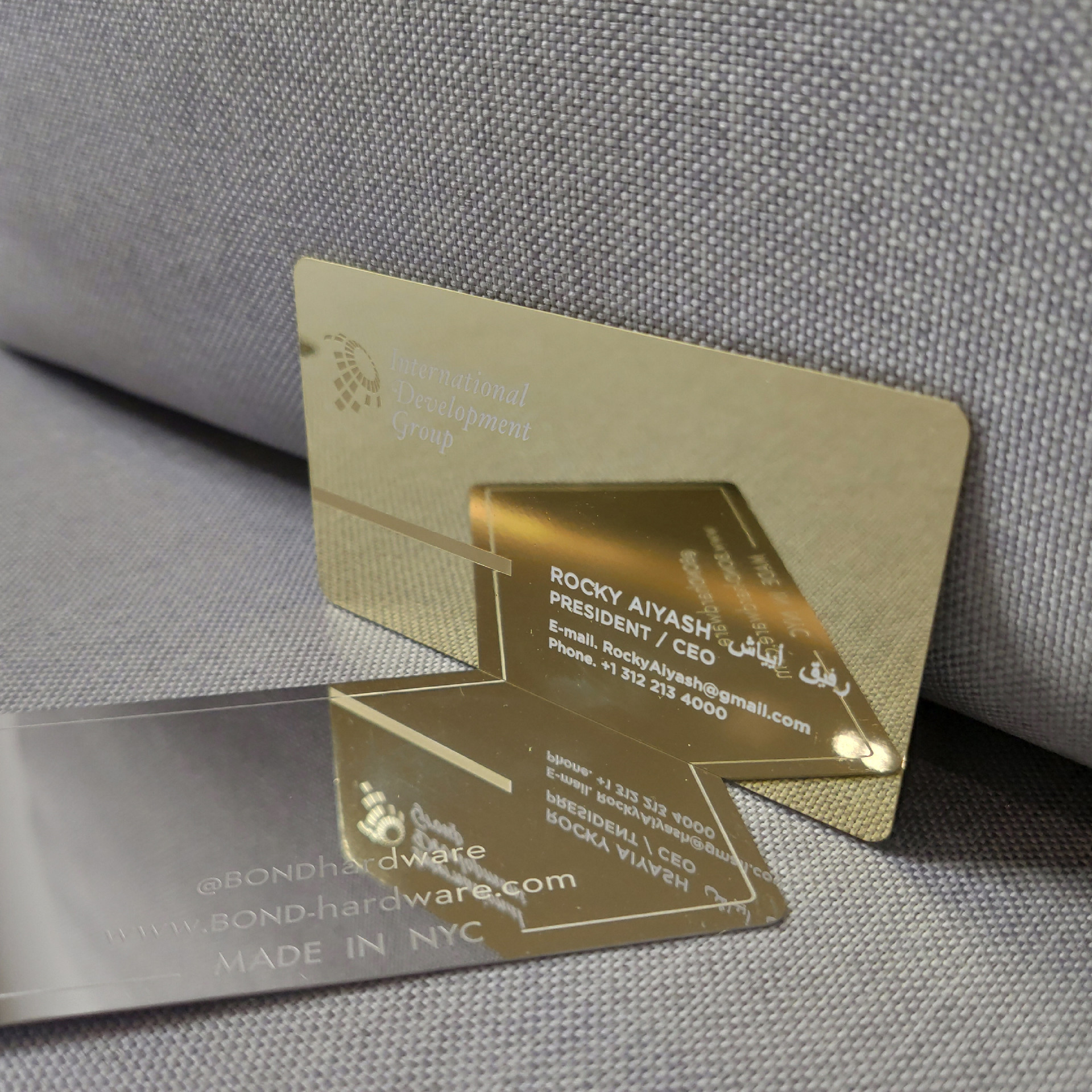 ภาพนี้เน้นบัตรนามบัตรโลหะ NFC แบบกำหนดเองสำหรับ Smart Networking ที่มีพื้นผิวพรีเมียมสำหรับการใช้งานบัตรนามบัตรโลหะ